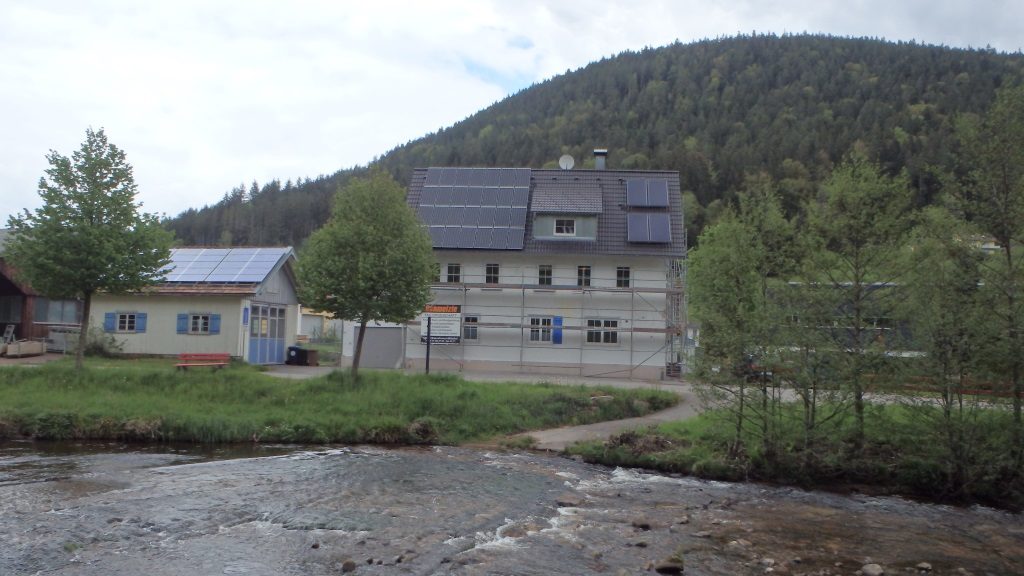 Blick über die Murg aufs Haus